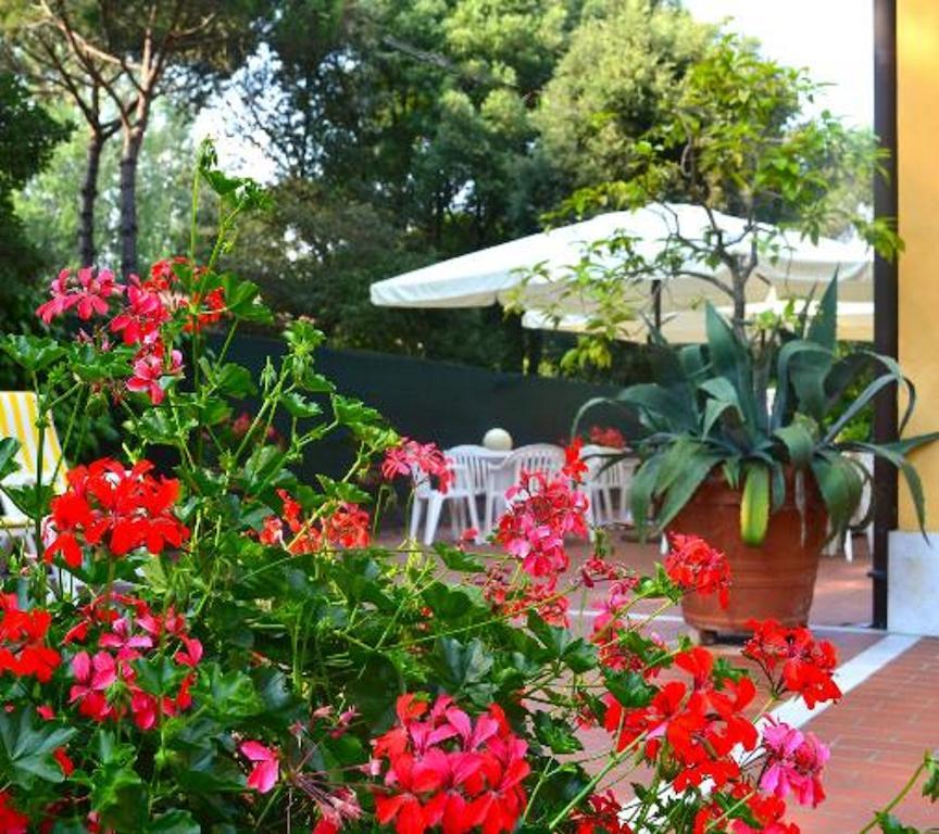 Hotel Villa Fiorisella Marina di Massa Exterior photo